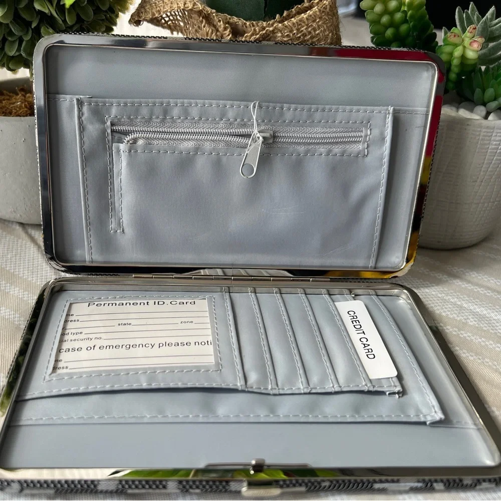 🌸4/$25 Silver/Black “G” snap wallet/clutch